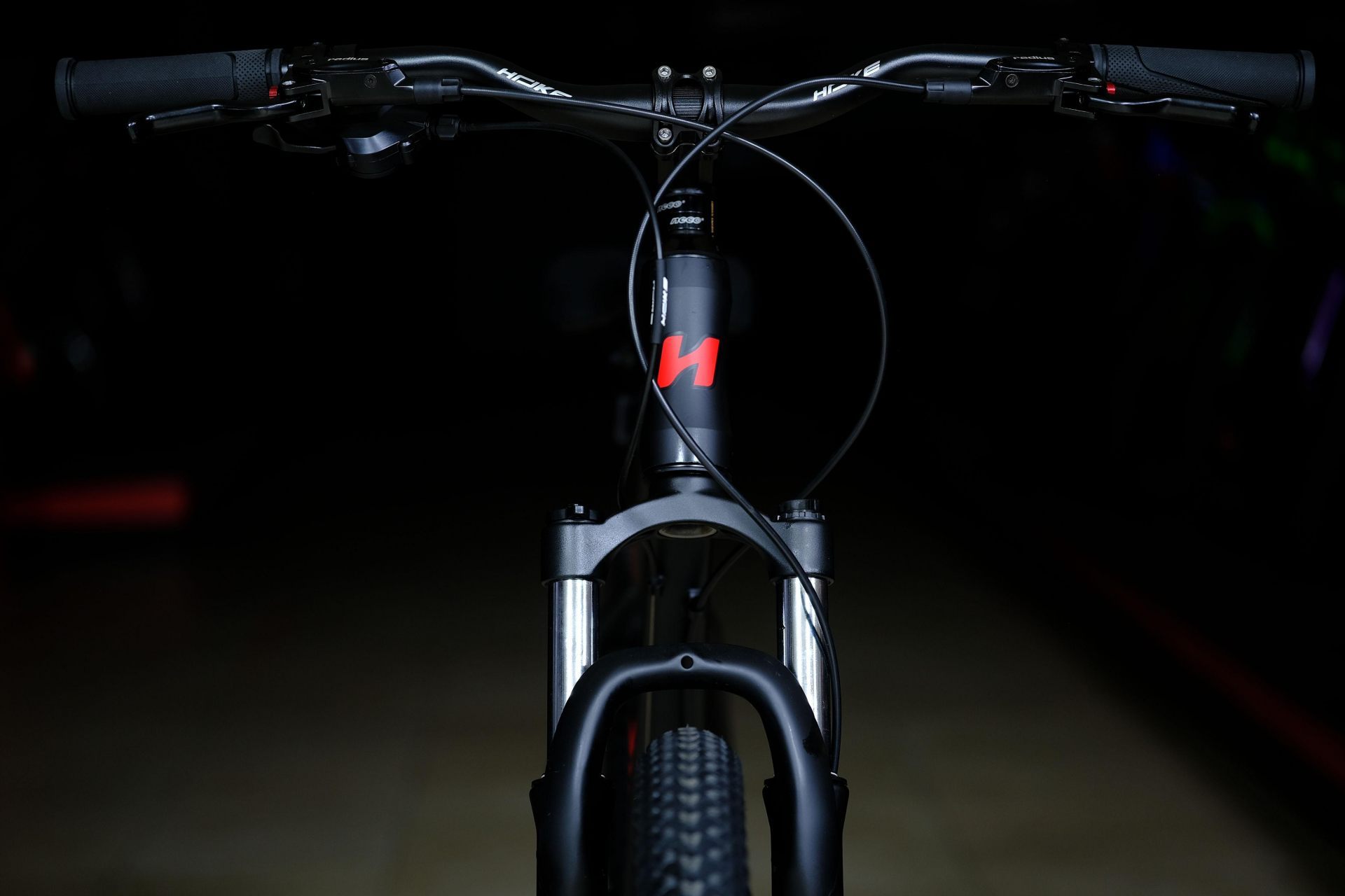 Вилка амортизационная пружинно-эластомерная 100 mm алюминиевой короной с функцией регулировки и блокировки хода (механическая блокировка MLO)
 HOKE 2 Way 27,5 HD 17