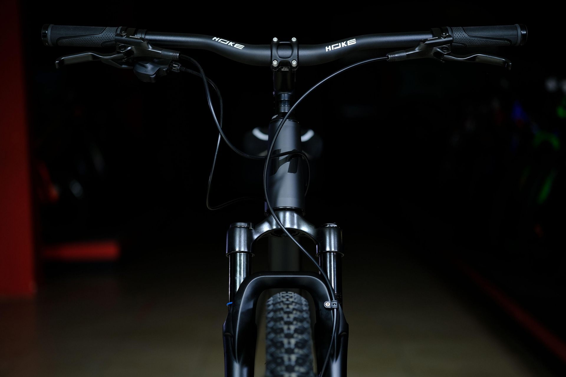 Вилка воздушная Boost GTMRK 550 AIR под ось 15mm
 HOKE 11 Way 29 HD матовый чёрный-серый 19